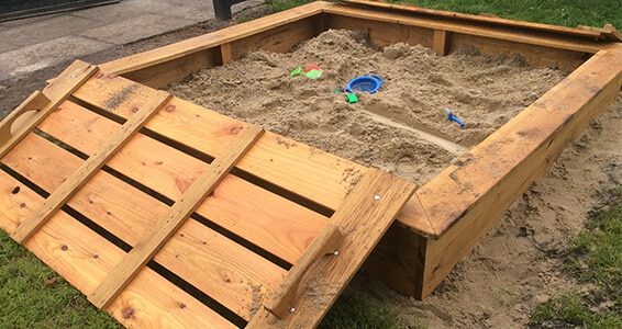 Sandkasse med låg - Lavet i lærk - Outdoor leg