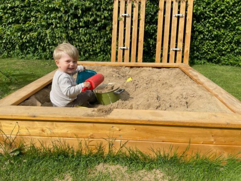Sandkasse i træ på legeplads