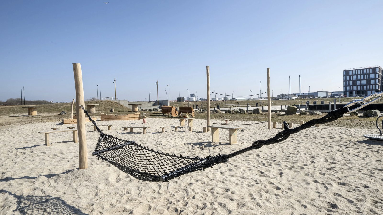 Aktivitets- og legeområdet ved Aqtiv på Esbjerg Strand med beachvolley og ophold tæt på vandet