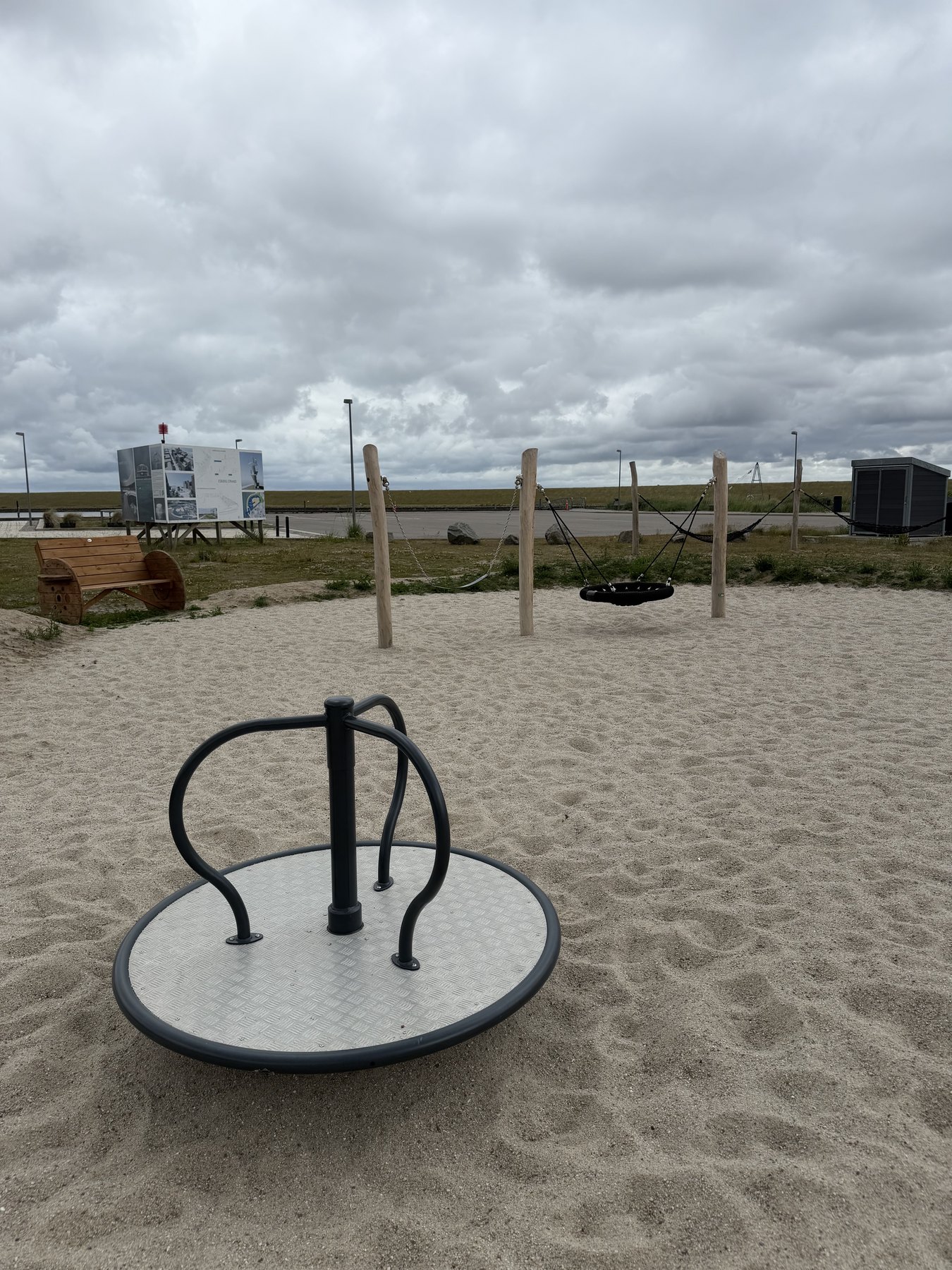 Karrusel på sandunderlag i legeområdet ved Esbjerg Strand