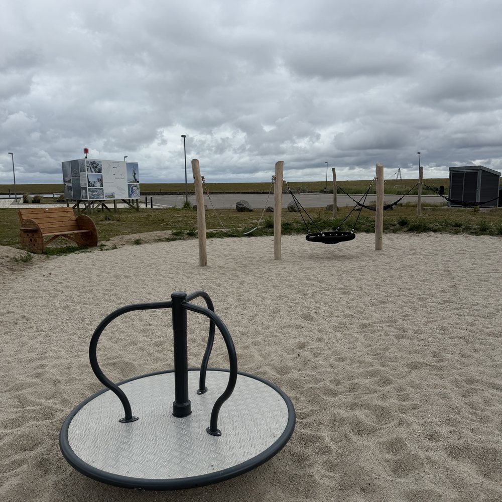 Karrusel på sandunderlag i legeområdet ved Esbjerg Strand