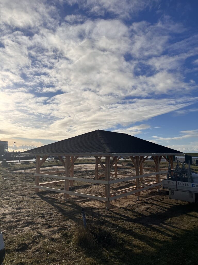 Overdækket langhus i træ ved aktivitetsområdet på Esbjerg Strand