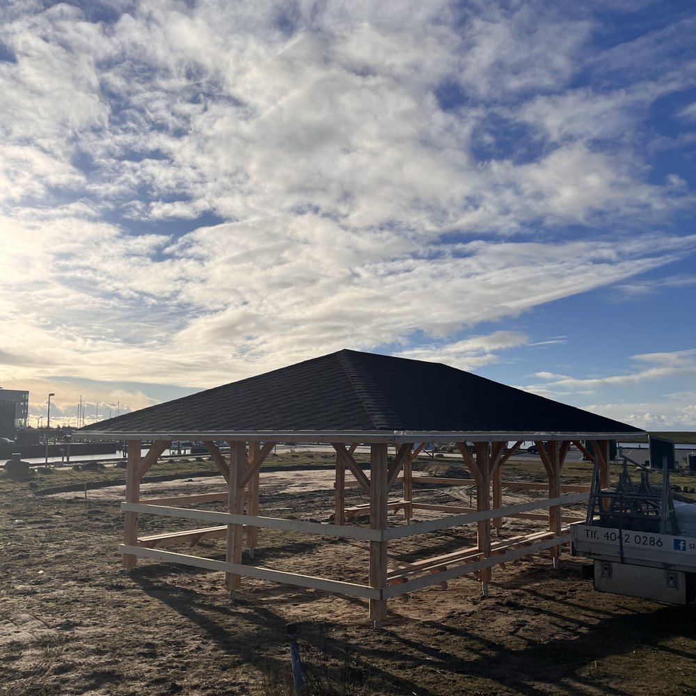 Overdækket langhus i træ ved aktivitetsområdet på Esbjerg Strand