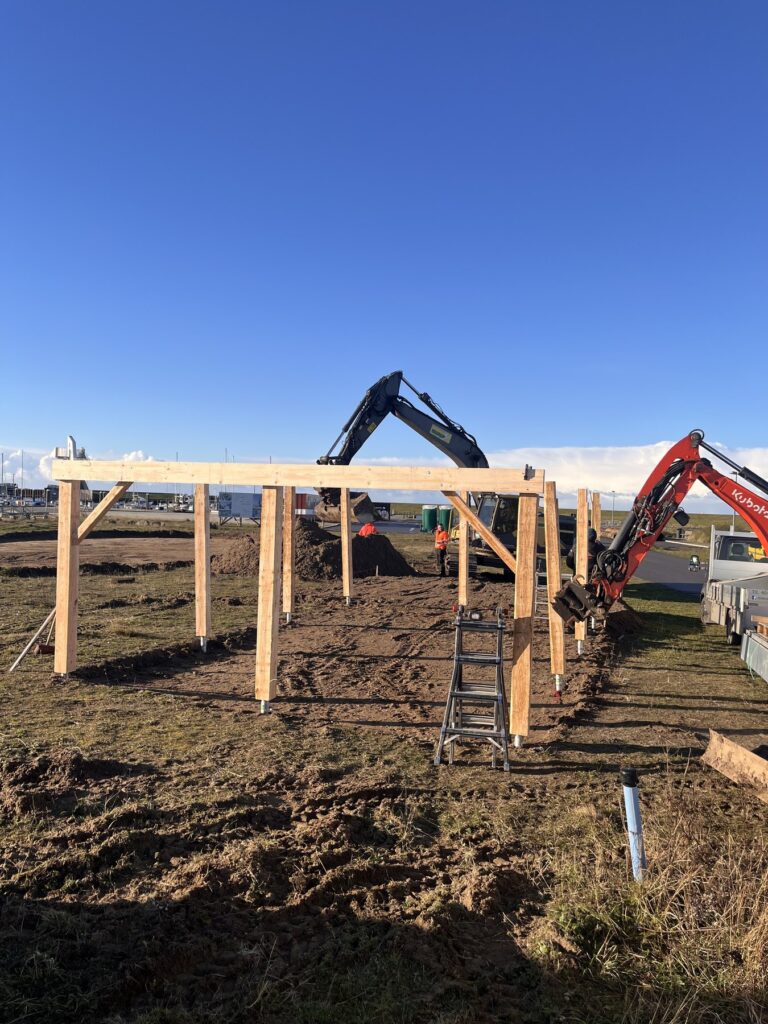 Langhuset på 5 x 8 meter rejses på skruefundamenter under montagen