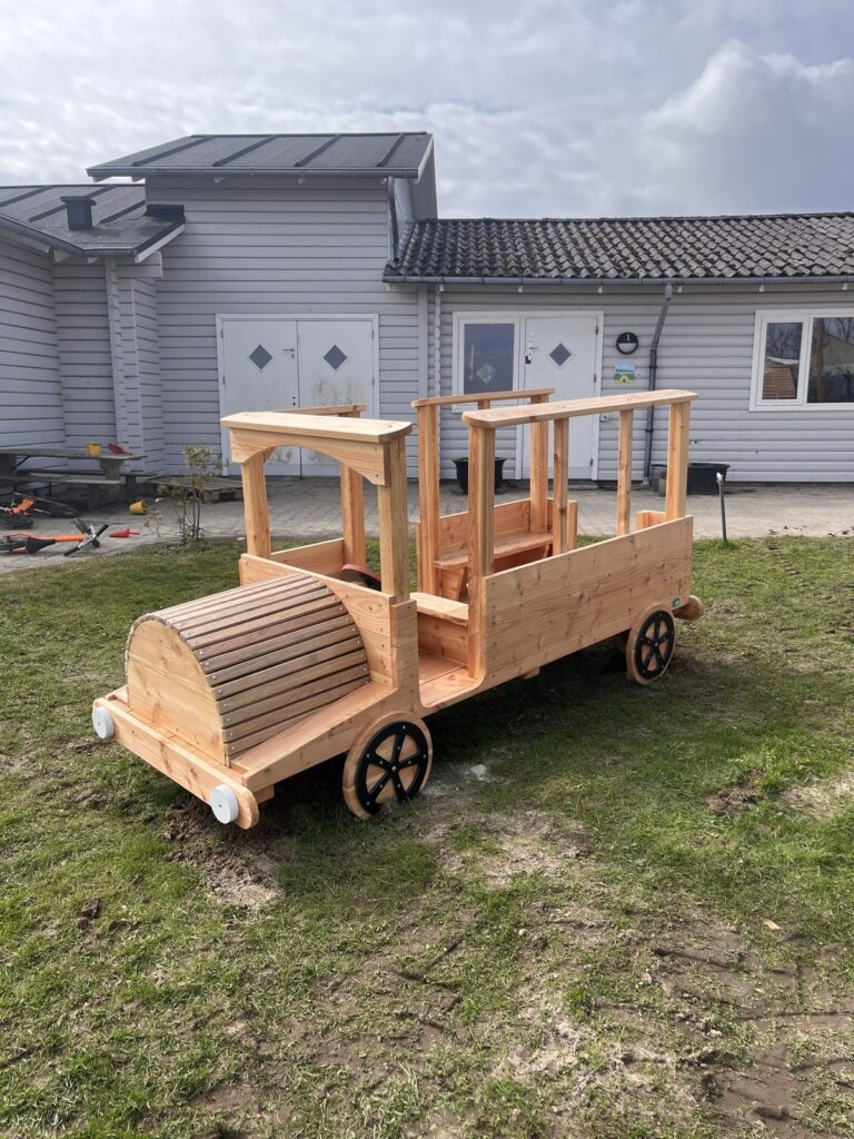 Ny legeplads hos Mælkebøtten i Ny Højen med legehuse, traktor og plads til rolleleg