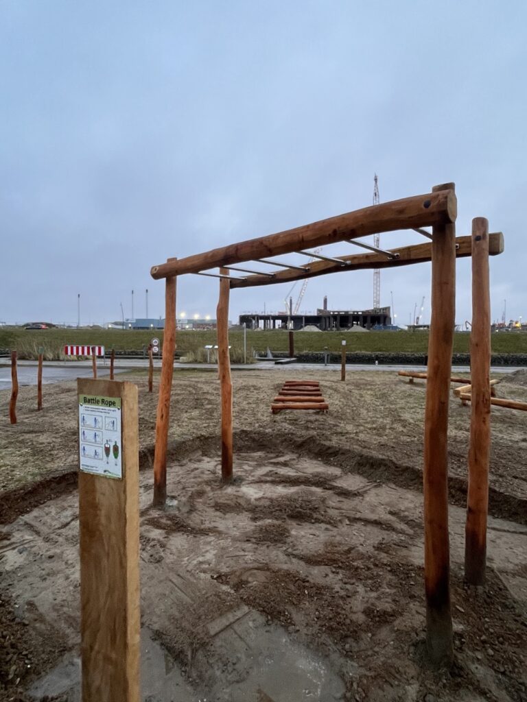 Armgang i robinie med rustfri fittings ved Esbjerg Strand
