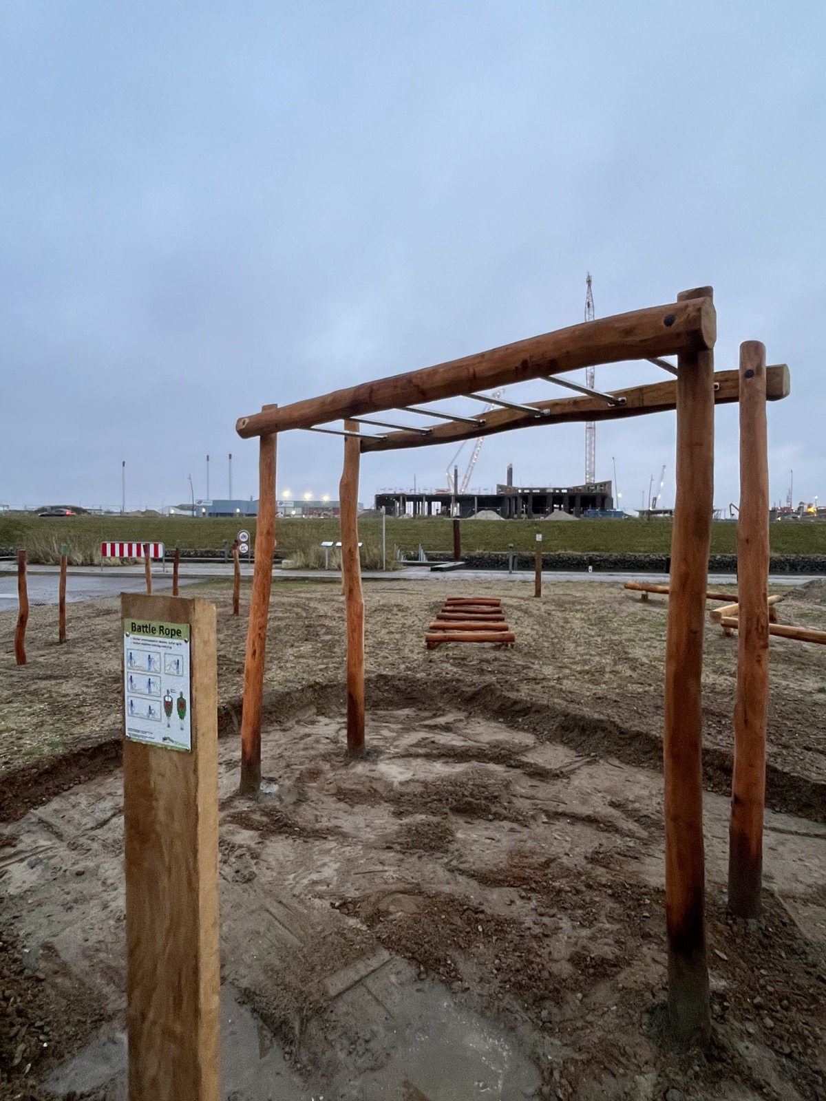 Armgang i robinie med rustfri fittings ved Esbjerg Strand