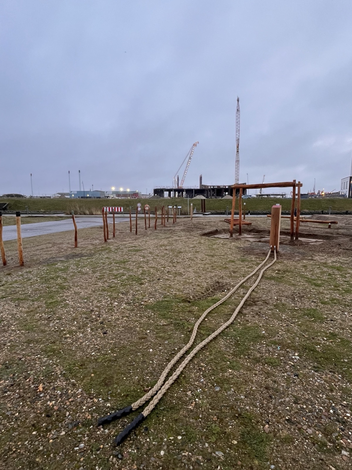 Battle ropes og slalomstolper i robinie ved naturfitness-området på Esbjerg Strand