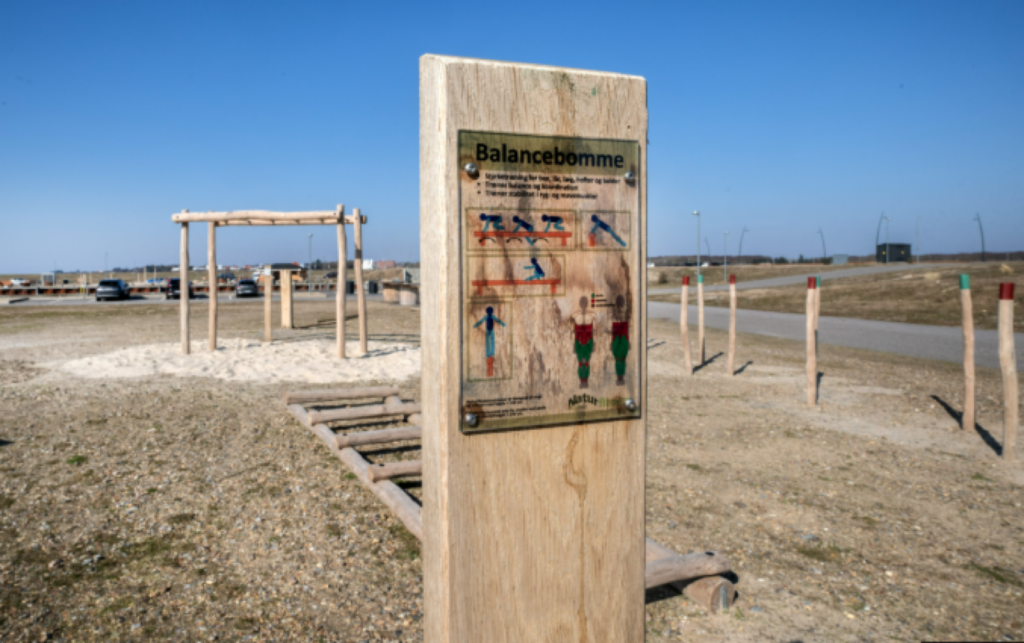 Naturfitness-området ved Esbjerg Strand med balancebomme, instruktionsskilt og armgang i eg og robinie