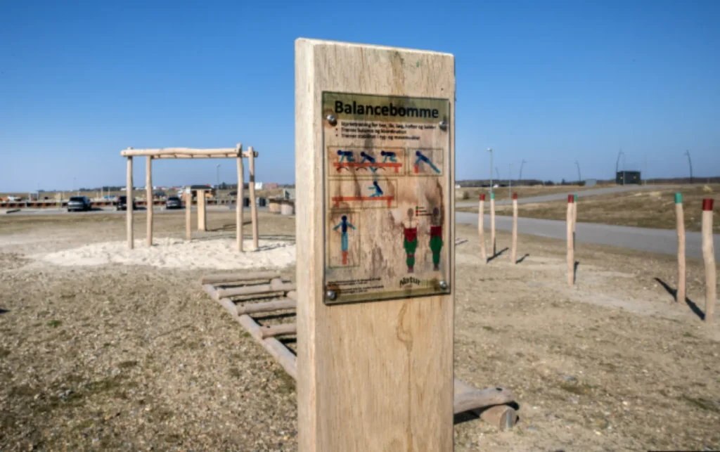 Naturfitness-området ved Esbjerg Strand med balancebomme, instruktionsskilt og armgang i eg og robinie
