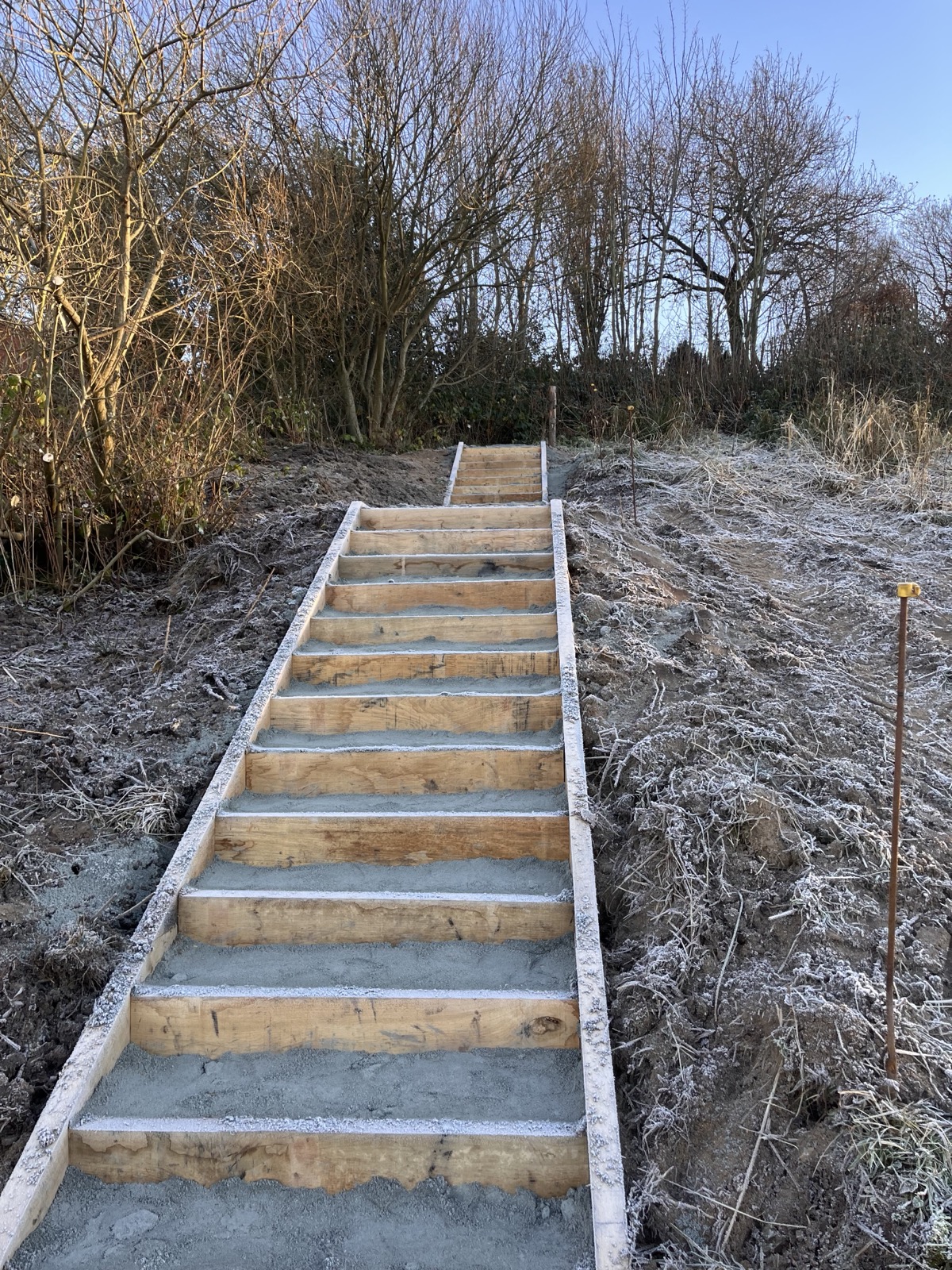 Ny trappe i kerneeg på stien ved Hjarup, monteret i frostvejr