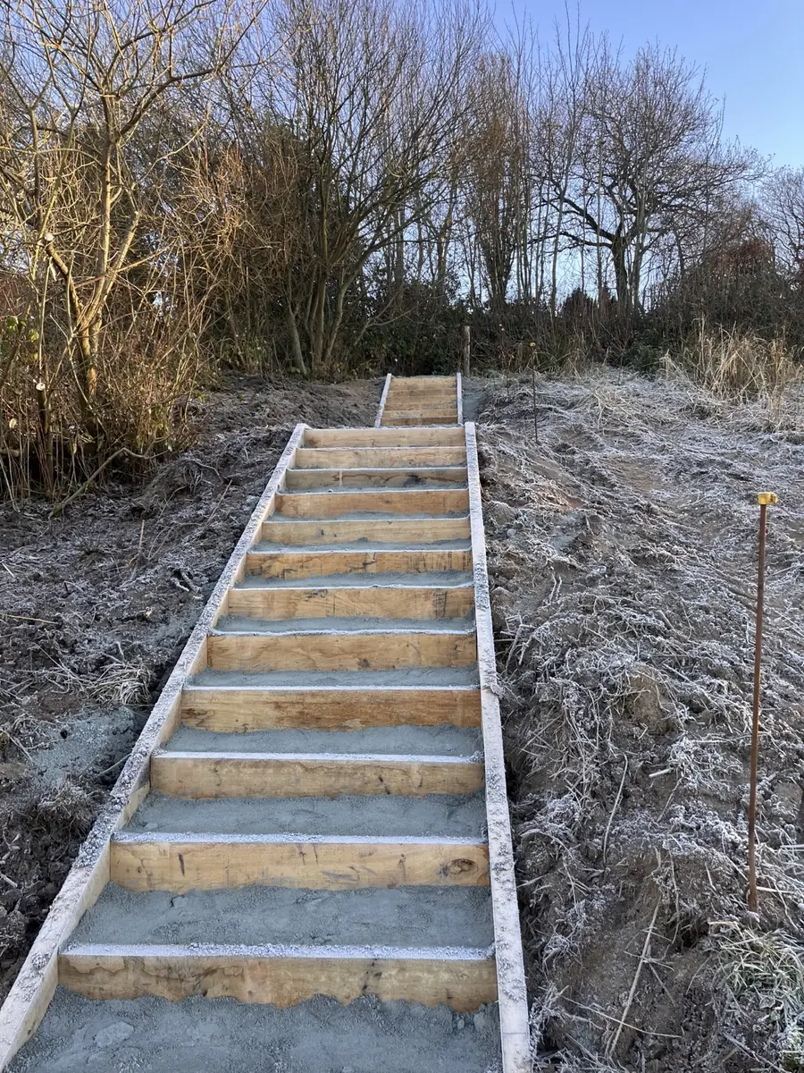 Ny trappe i kerneeg på stien ved Hjarup, monteret i frostvejr