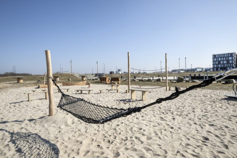 Hængekøjenet spændt ud mellem stolper i sandet ved Esbjerg Strand