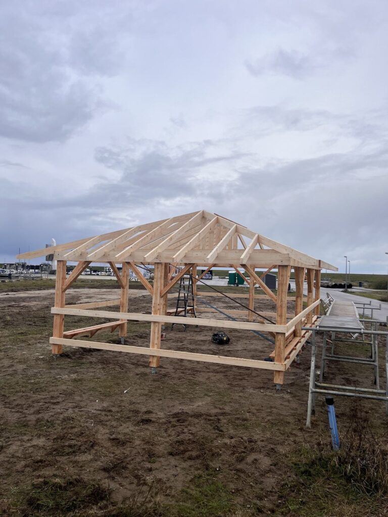 Langhusets tagkonstruktion i træ under montagen ved Esbjerg Strand