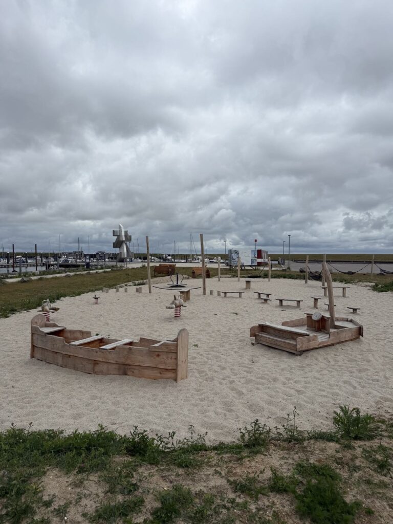 Sandlegeområdet ved Esbjerg Strand med legebåde i træ