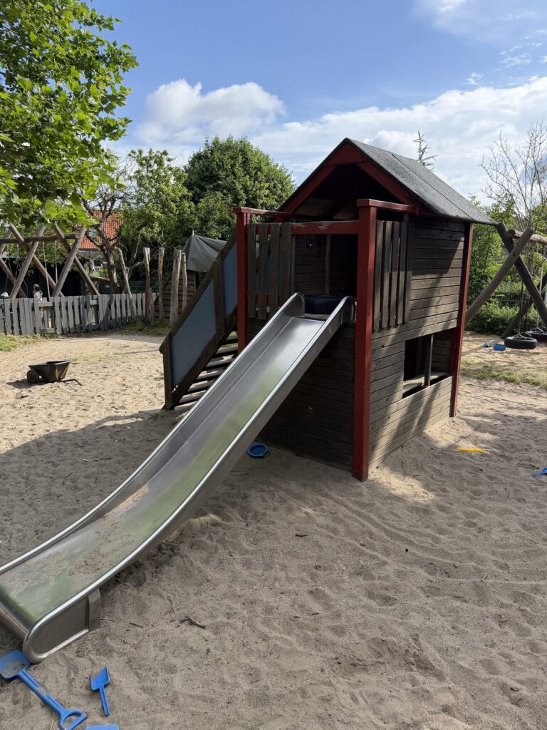 Før: det gamle legetårn, hvis rustfrie rutsjebane er genbrugt i det nye tårn