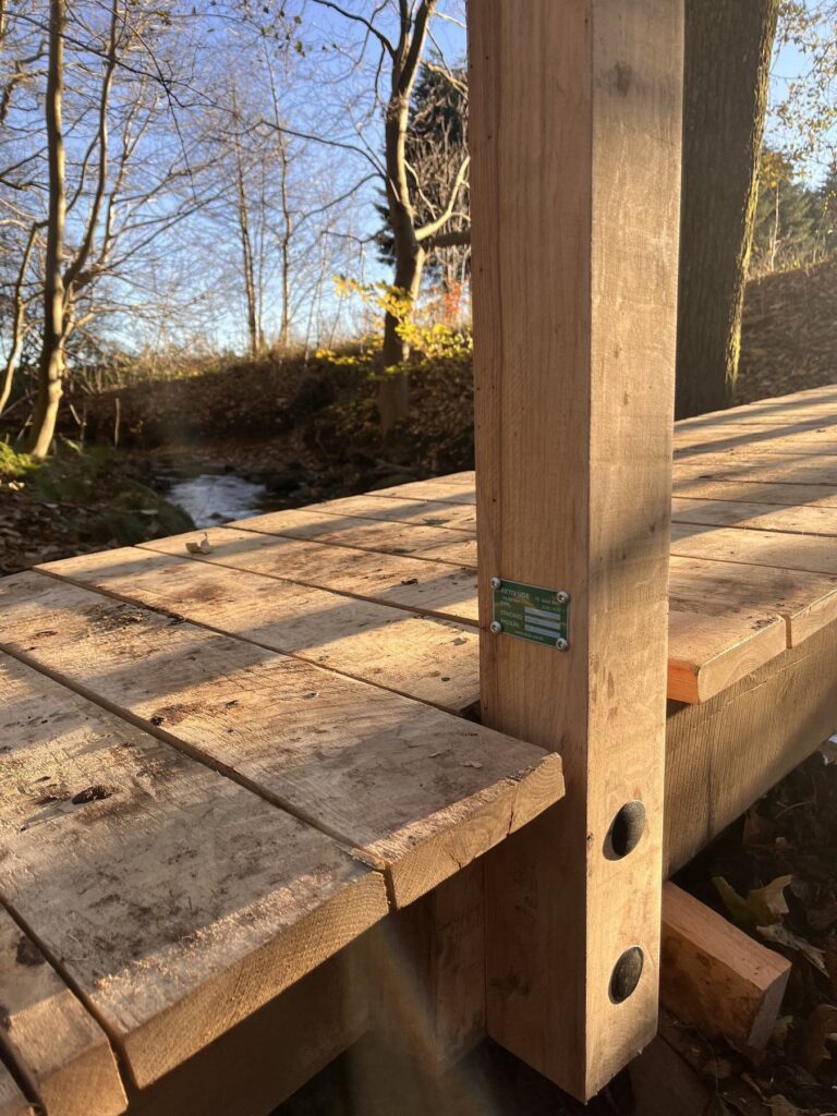 Detalje af brodæk og gelænderstolpe i lufttørret kerneeg