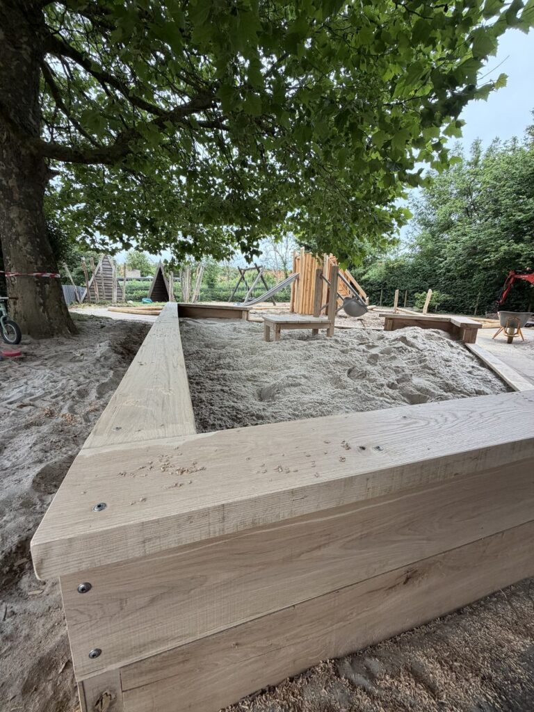 Hjørnesamling i lufttørret kerneeg på den nye sandkasse i Risvangens Børnehus