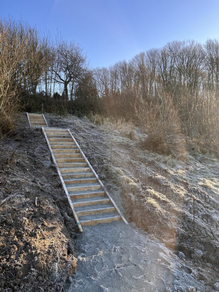 Den nye trappe i kerneeg på skråningen ved Hjarup en frostklar morgen